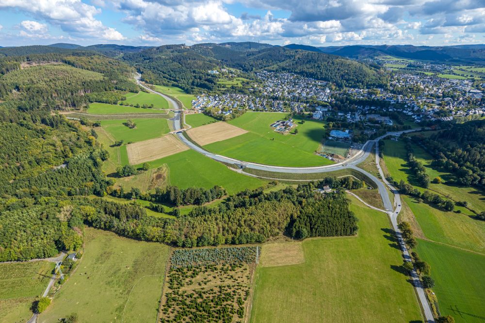 Luftaufnahme Bad Fredeburg - Ortsumgehung - Straßenverlauf in Bad Fredeburg im Bundesland Nordrhein-Westfalen, Deutschland
