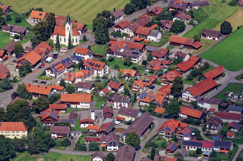 Sindelsdorf aus der Vogelperspektive: Ortszentrum von Sindelsdorf im Bundesland Bayern