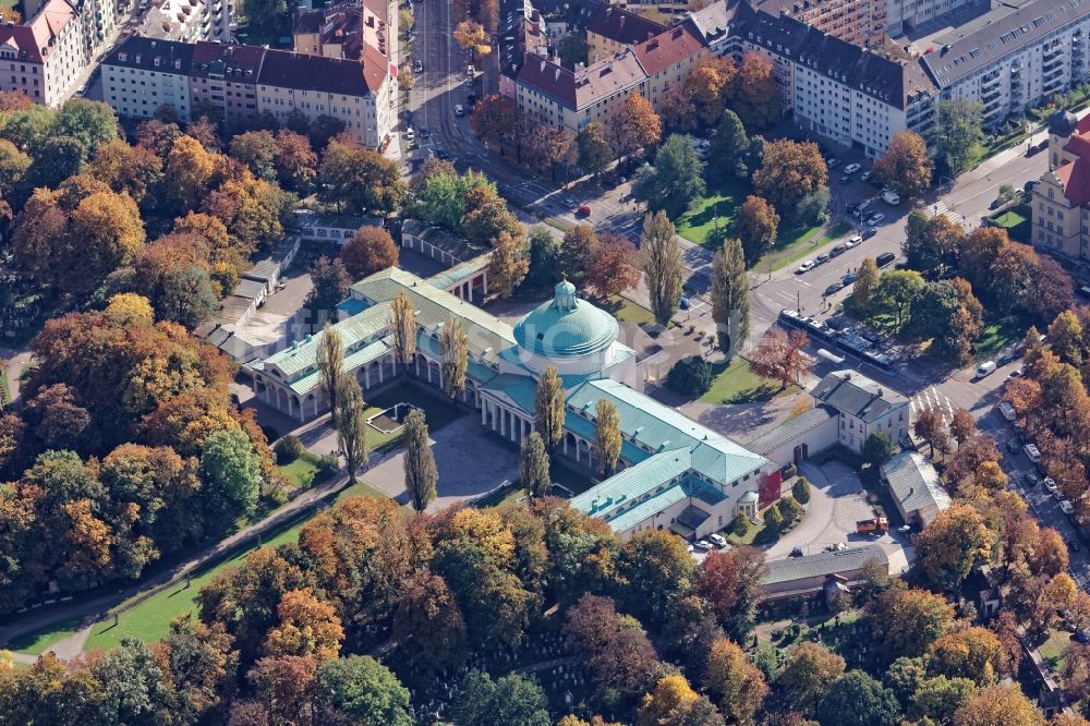 Luftaufnahme München - Ostfriedhof am St.-Martins-Platz in München Giesing im Bundesland Bayern