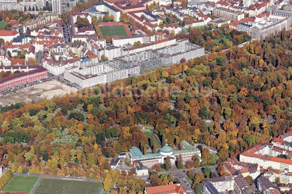 München aus der Vogelperspektive: Ostfriedhof am St.-Martins-Platz in München Giesing im Bundesland Bayern