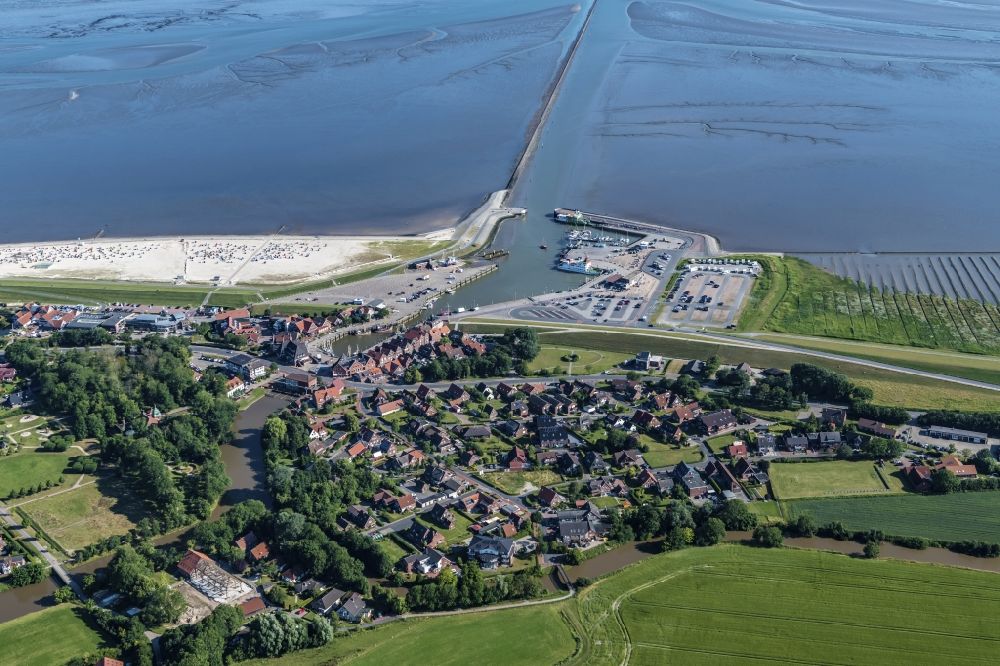 Luftaufnahme Neuharlingersiel - Ostfriesische Küste bei Neuharlingersiel im Bundesland Niedersachsen