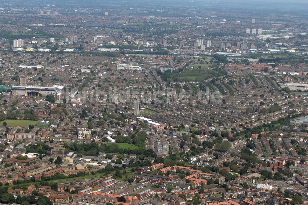 Luftaufnahme London - Ostlondon und das Fußballstadion Boleyn Ground im Stadtbezirk Upton Park in London in der Grafschaft Greater London in Großbritannien