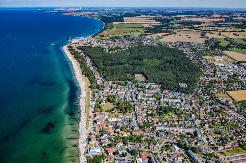 Ostseebad Kühlungsborn von oben - Ostsee- Meeres-Küste in Kühlungsborn im Bundesland Mecklenburg-Vorpommern, Deutschland