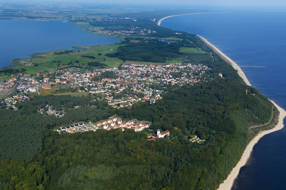 Koserow aus der Vogelperspektive: Ostseebad Koserow an der Küste zur Ostsee auf der Insel Usedom im Bundesland Mecklenburg-Vorpommern