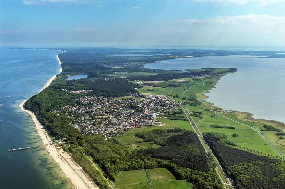 Koserow aus der Vogelperspektive: Ostseebad Koserow an der Küste zur Ostsee auf der Insel Usedom im Bundesland Mecklenburg-Vorpommern