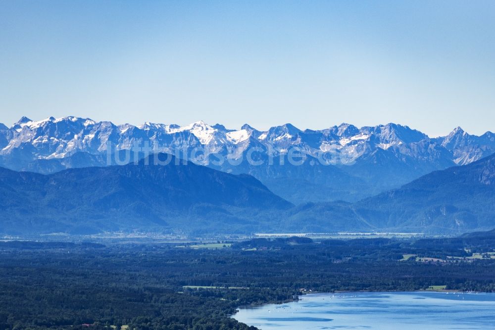 Luftaufnahme Münsing - Ostufer des Sees Starnberger See mit Blick in die Alpen in Münsing im Bundesland Bayern, Deutschland