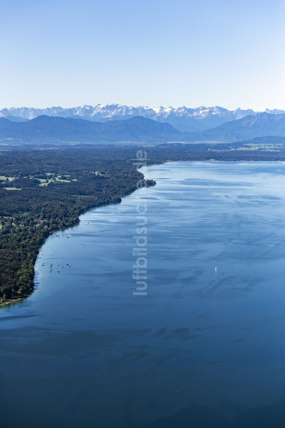 Münsing aus der Vogelperspektive: Ostufer des Sees Starnberger See mit Blick in die Alpen in Münsing im Bundesland Bayern, Deutschland