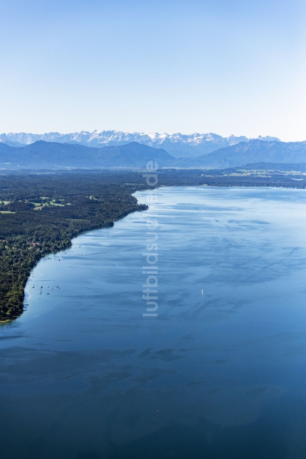 Luftbild Münsing - Ostufer des Sees Starnberger See mit Blick in die Alpen in Münsing im Bundesland Bayern, Deutschland