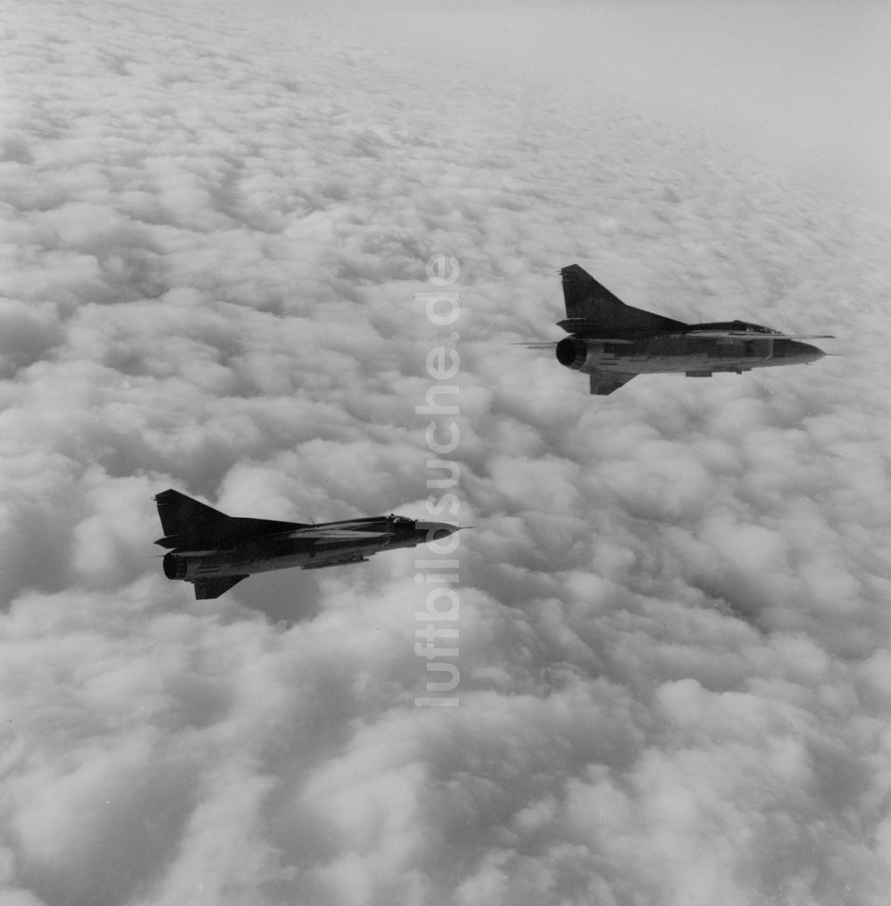 Peenemünde von oben - Paar von zwei Jagdflugzeugen über der bewölkten Ostsee bei Peenemünde in Mecklenburg-Vorpommern