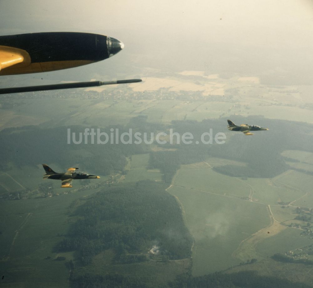 Luftaufnahme Peenemünde - Paar von zwei Militärischen Strahlflugzeugen Aero L-39 Albatros über der Insel Usedom bei Peenemünde in Mecklenburg-Vorpommern