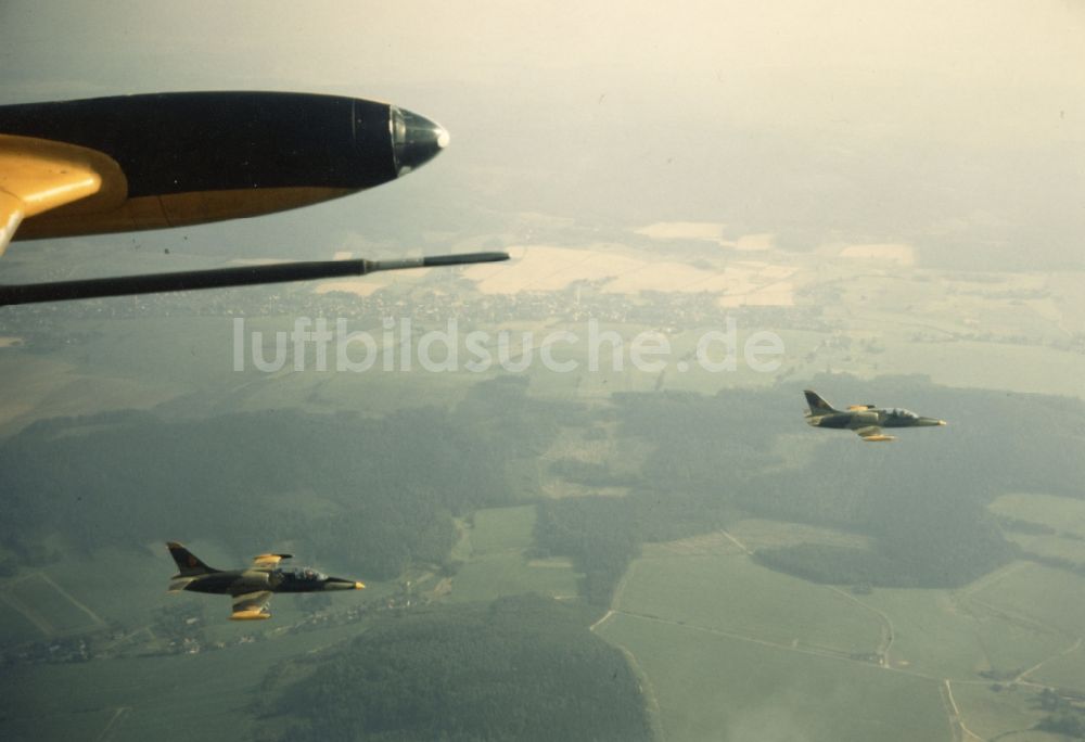 Luftaufnahme Peenemünde - Paar von zwei Militärischen Strahlflugzeugen Aero L-39 Albatros über der Insel Usedom bei Peenemünde in Mecklenburg-Vorpommern