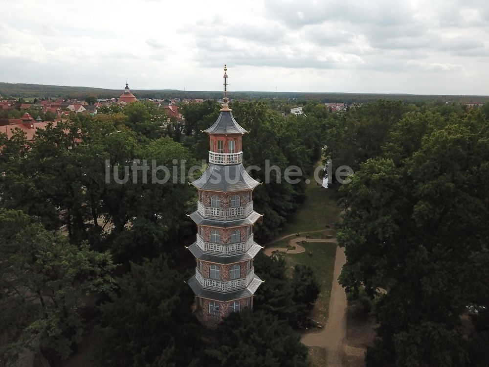 Oranienbaum-Wörlitz aus der Vogelperspektive: Pagode Japanischer Turm in der Schloßparkanlage am Schloss Oranienbaum in Oranienbaum-Wörlitz im Bundesland Sachsen-Anhalt