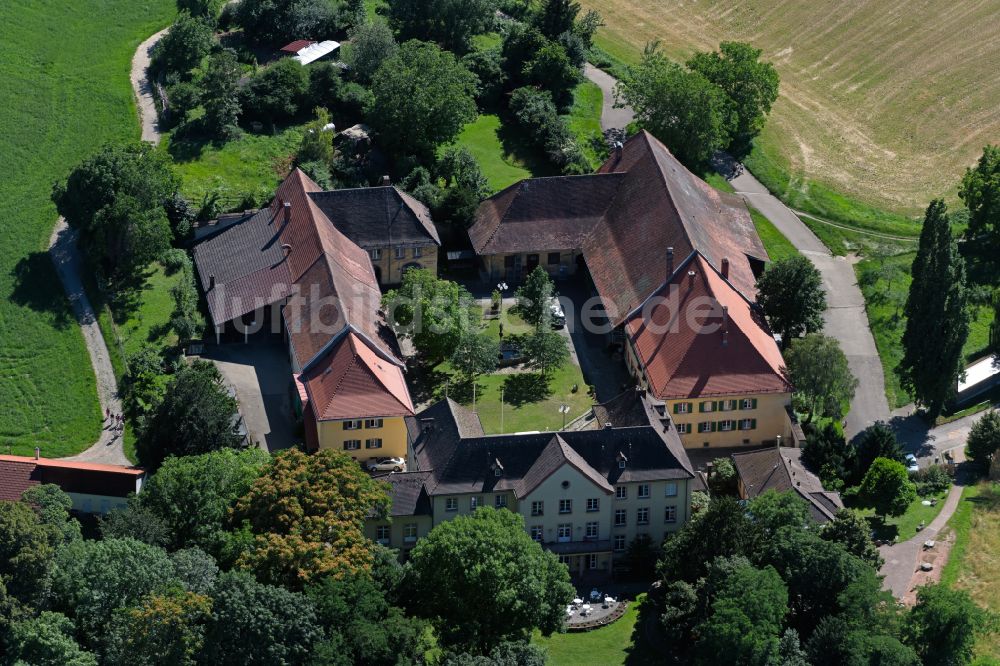 Merzhausen von oben - Palais des Jesuitenschloss mit Stiftungsweingut Freiburg in Merzhausen im Bundesland Baden-Württemberg, Deutschland