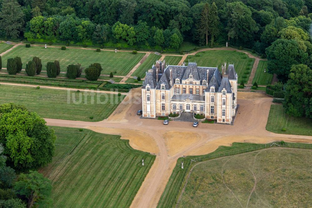 Coudrecieux von oben - Palais und Park des Schloss Le Domaine de la Pierre in Coudrecieux in Pays de la Loire, Frankreich