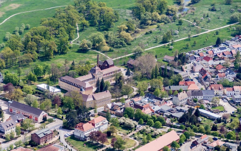 Luftaufnahme Barby (Elbe) - Palais des Schloss Barby in Barby (Elbe) im Bundesland Sachsen-Anhalt, Deutschland