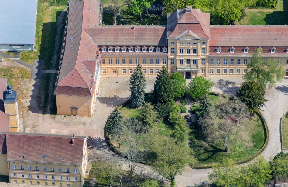 Barby (Elbe) von oben - Palais des Schloss Barby in Barby (Elbe) im Bundesland Sachsen-Anhalt, Deutschland