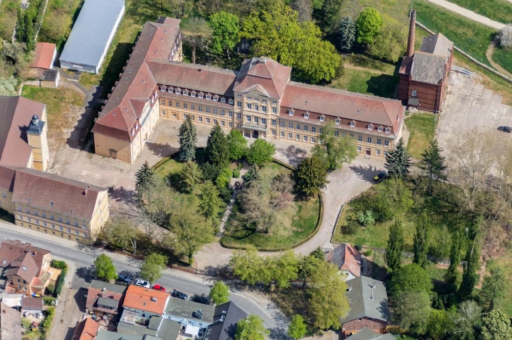 Barby (Elbe) aus der Vogelperspektive: Palais des Schloss Barby in Barby (Elbe) im Bundesland Sachsen-Anhalt, Deutschland