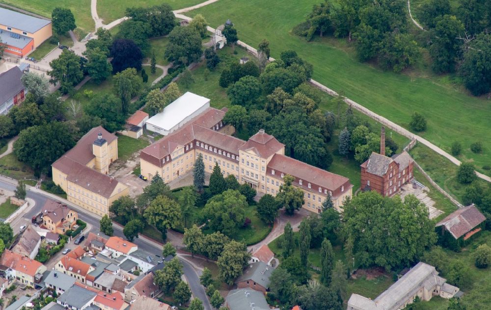 Barby (Elbe) von oben - Palais des Schloss in Barby (Elbe) im Bundesland Sachsen-Anhalt, Deutschland