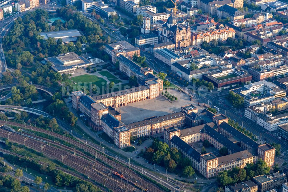Luftaufnahme Mannheim - Palais des Schloss - Barockschloß in Mannheim im Bundesland Baden-Württemberg, Deutschland