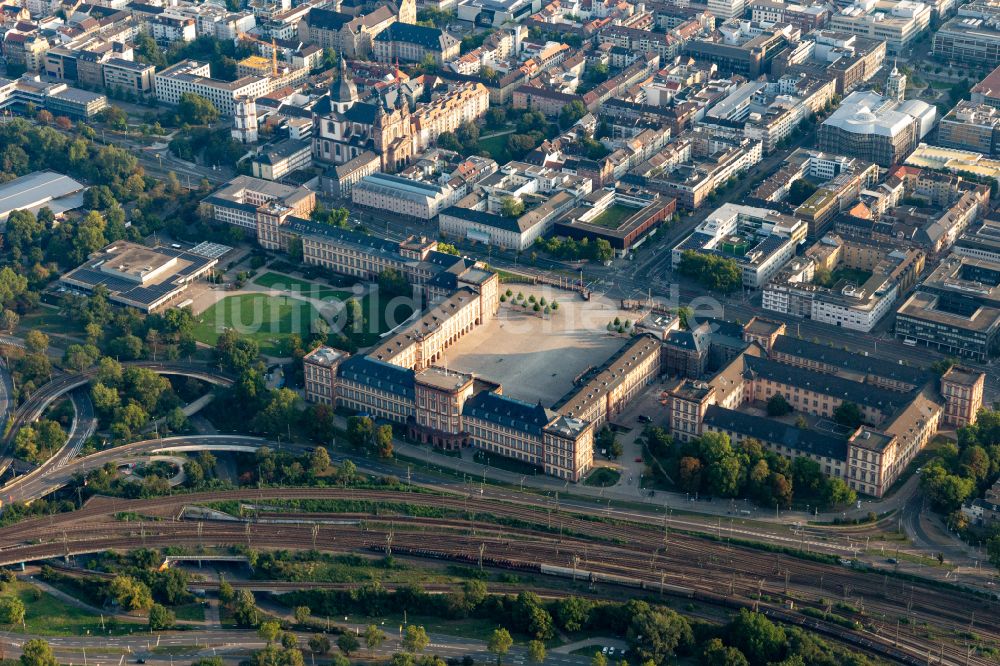 Mannheim von oben - Palais des Schloss - Barockschloß in Mannheim im Bundesland Baden-Württemberg, Deutschland