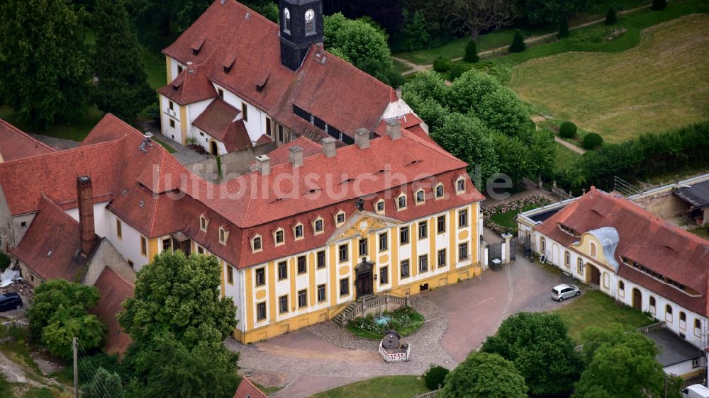 Seußlitz von oben - Palais des Schloss - Barockschloß in Seusslitz im Bundesland Sachsen, Deutschland