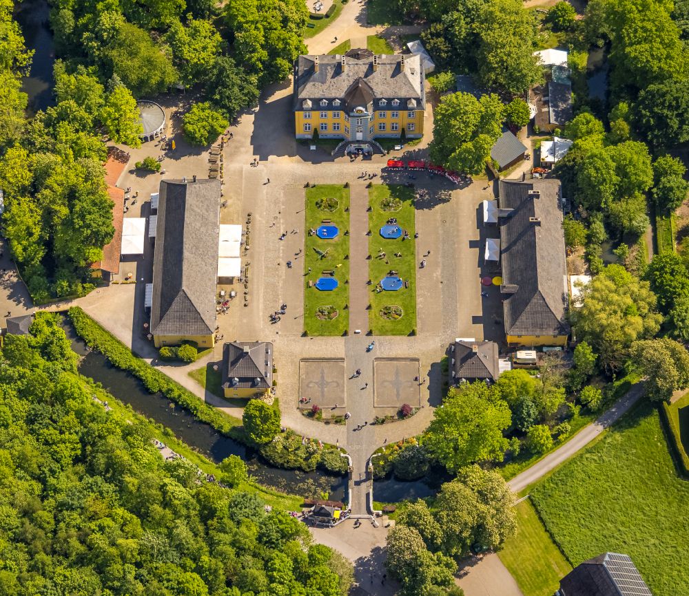 Luftaufnahme Bottrop - Palais des Schloss Beck des Freizeitpark Schloß Beck in Bottrop im Bundesland Nordrhein-Westfalen, Deutschland