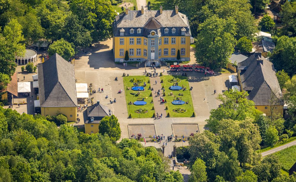 Bottrop von oben - Palais des Schloss Beck des Freizeitpark Schloß Beck in Bottrop im Bundesland Nordrhein-Westfalen, Deutschland