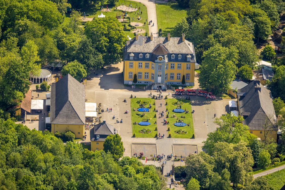 Bottrop aus der Vogelperspektive: Palais des Schloss Beck des Freizeitpark Schloß Beck in Bottrop im Bundesland Nordrhein-Westfalen, Deutschland