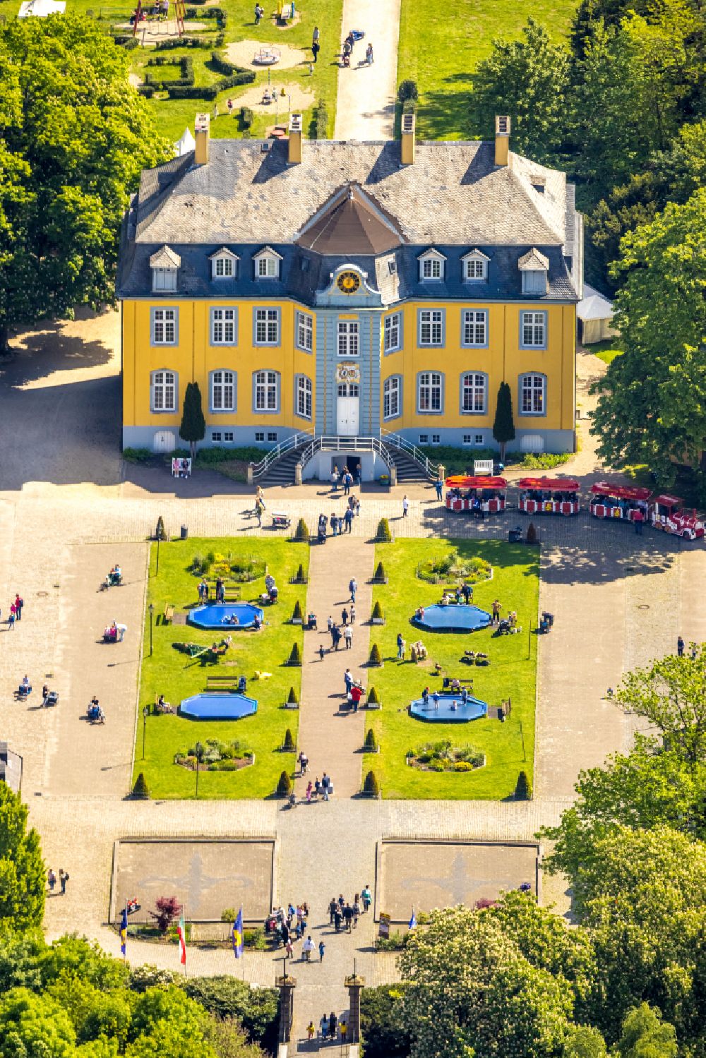 Luftbild Bottrop - Palais des Schloss Beck des Freizeitpark Schloß Beck in Bottrop im Bundesland Nordrhein-Westfalen, Deutschland