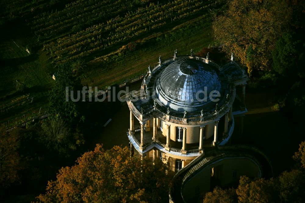 Luftaufnahme Potsdam - Palais des Schloss Belvedere auf dem Klausberg An der Orangerie in Potsdam im Bundesland Brandenburg