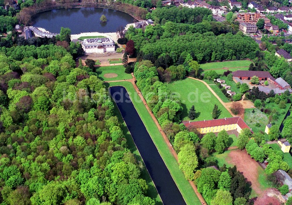 Luftaufnahme Düsseldorf - Palais des Schloss Benrath in Düsseldorf im Bundesland Nordrhein-Westfalen