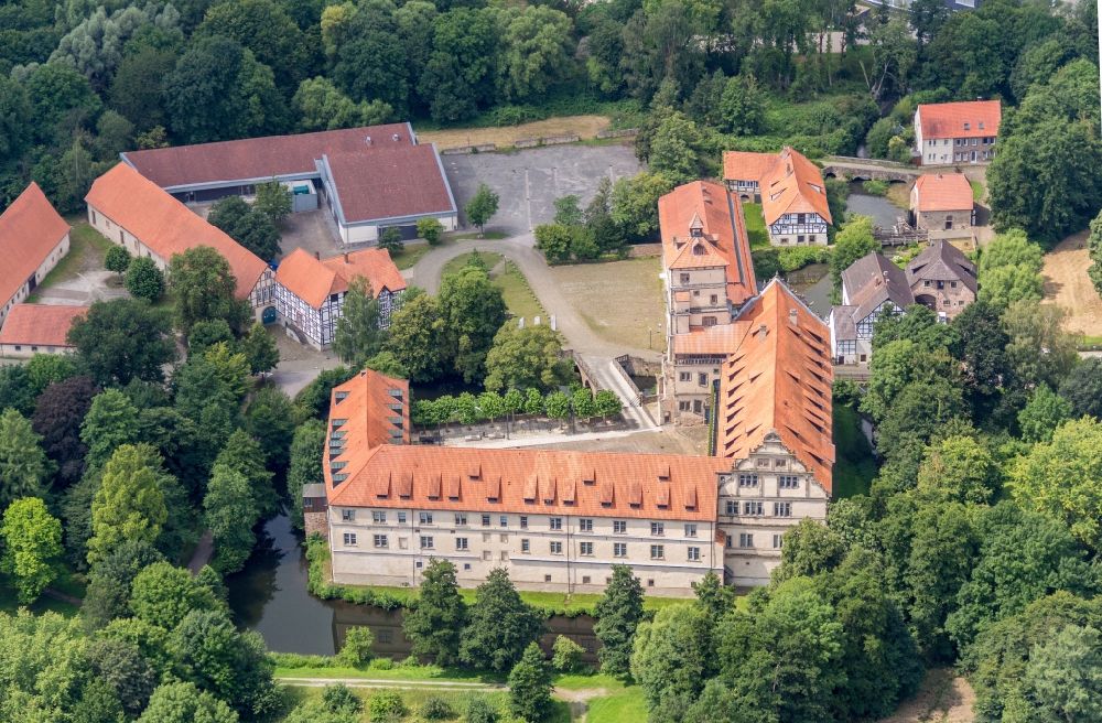 Lemgo von oben - Palais des Schloss Brake an der Schloßstraße im Ortsteil Brake in Lemgo im Bundesland Nordrhein-Westfalen, Deutschland