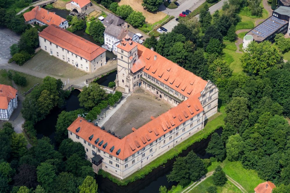 Luftbild Lemgo - Palais des Schloss Brake an der Schloßstraße im Ortsteil Brake in Lemgo im Bundesland Nordrhein-Westfalen, Deutschland