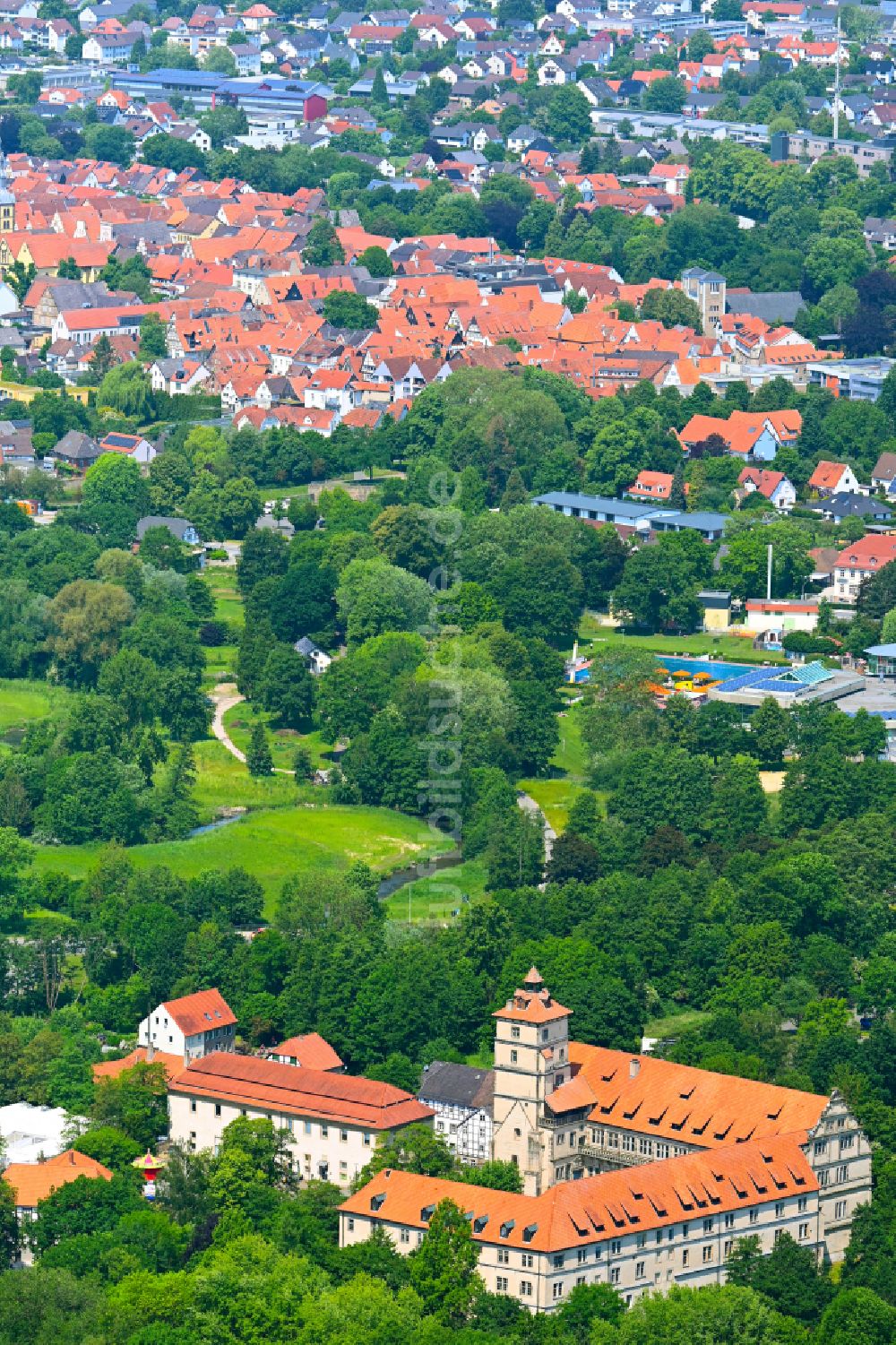 Luftaufnahme Lemgo - Palais des Schloss Brake an der Schloßstraße im Ortsteil Brake in Lemgo im Bundesland Nordrhein-Westfalen, Deutschland