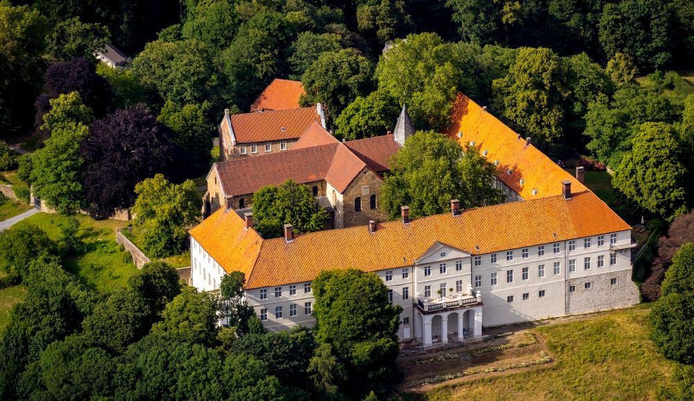 Selm von oben - Palais des Schloss Cappenberg im Ortsteil Cappenberg in Selm im Bundesland Nordrhein-Westfalen, Deutschland