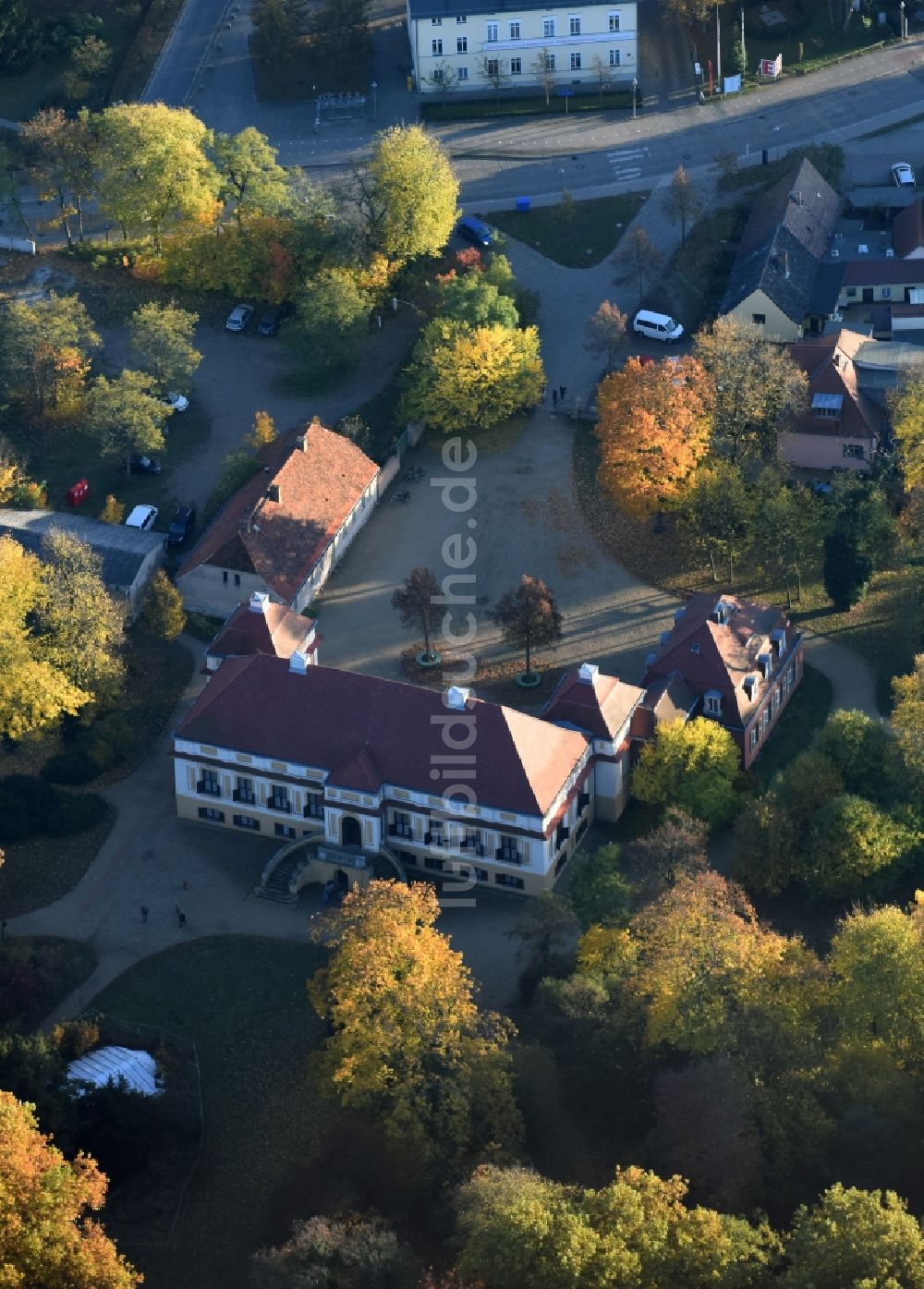 Luftaufnahme Caputh - Palais des Schloss Caputh an der Straße der Einheit in Schwielowsee im Bundesland Brandenburg