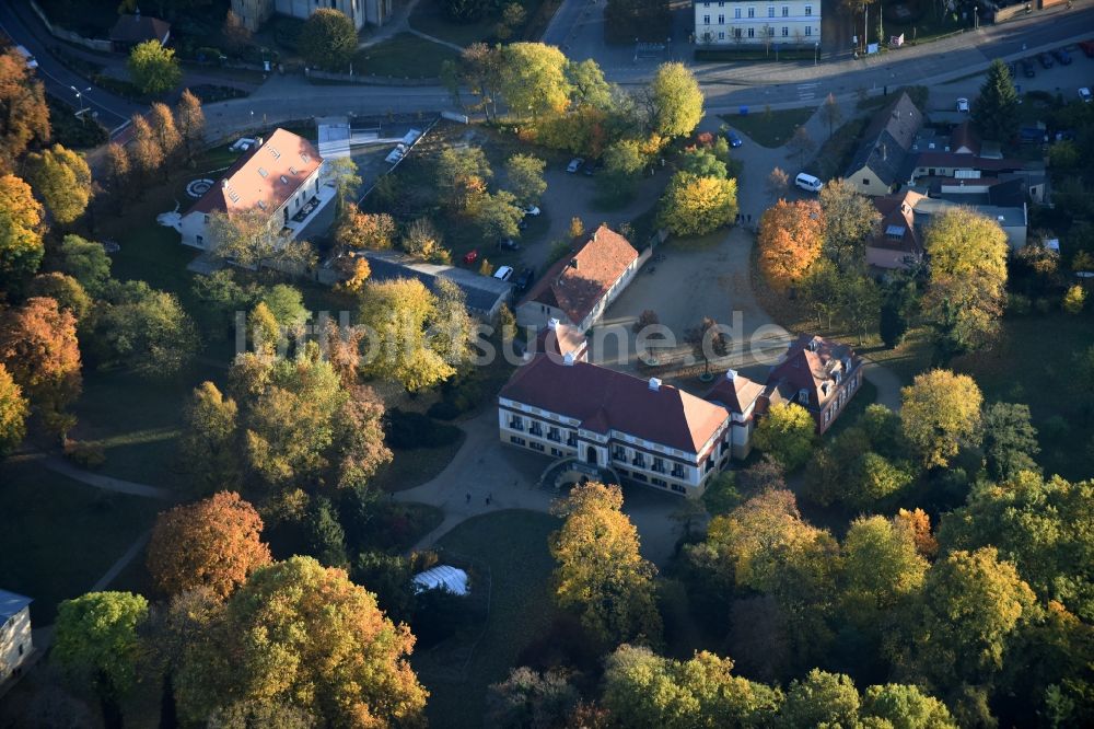 Caputh von oben - Palais des Schloss Caputh an der Straße der Einheit in Schwielowsee im Bundesland Brandenburg