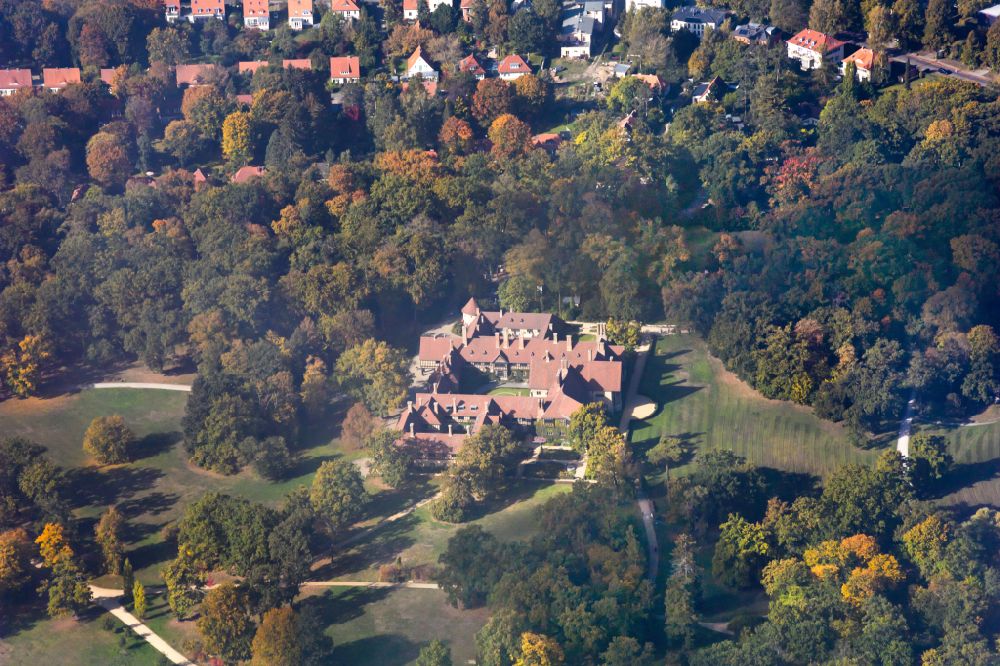Luftbild Potsdam - Palais des Schloss Cecilienhof - Museumsshop im Park Neuer Garten in Potsdam im Bundesland Brandenburg