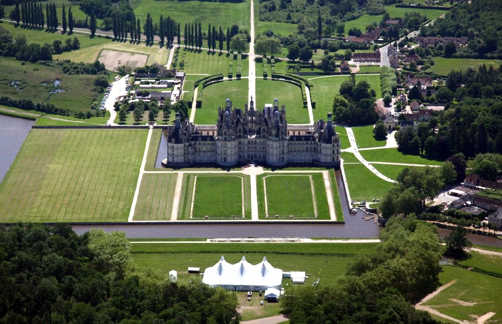 Luftaufnahme Chambord - Palais des Schloss Chateau de Chambord in Chambord in Centre-Val de Loire, Frankreich