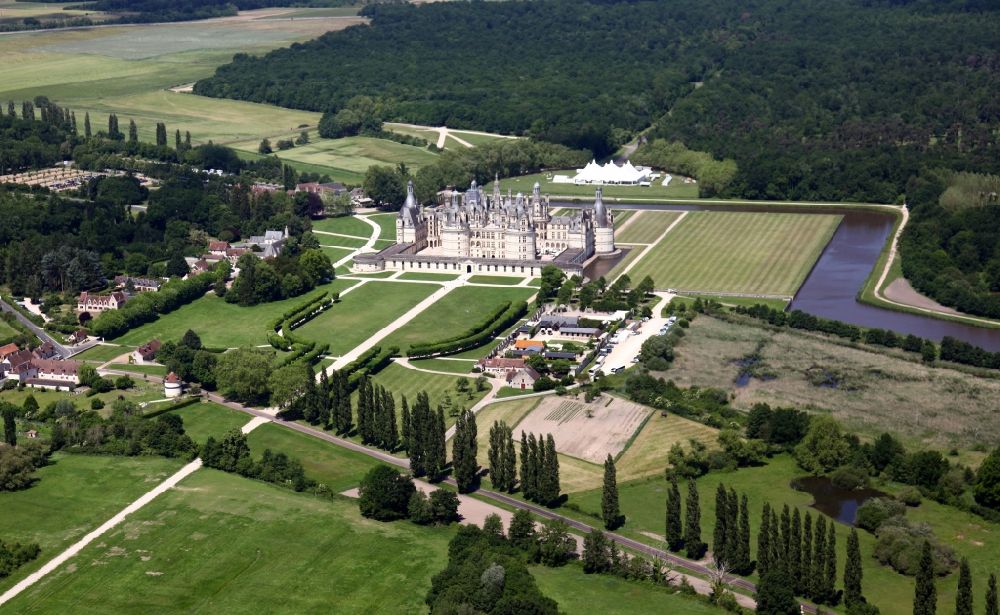 Chambord aus der Vogelperspektive: Palais des Schloss Chateau de Chambord in Chambord in Centre-Val de Loire, Frankreich