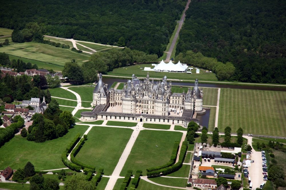 Luftbild Chambord - Palais des Schloss Chateau de Chambord in Chambord in Centre-Val de Loire, Frankreich