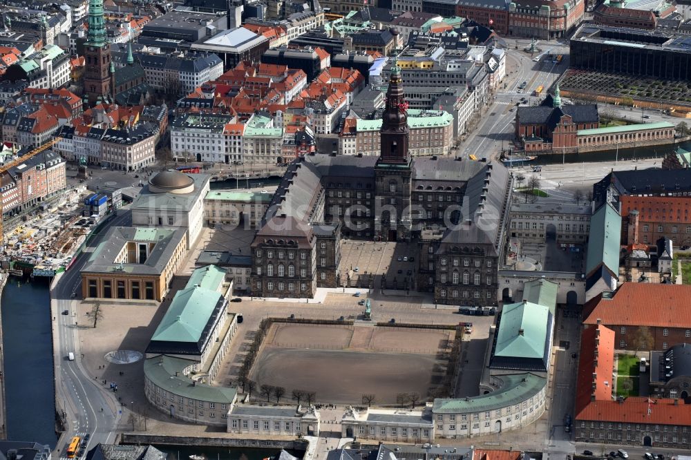 Luftaufnahme Kopenhagen - Palais des Schloss CHRISTIANBORG an der Christiansborg Ridebane in Kopenhagen in Region Hovedstaden, Dänemark