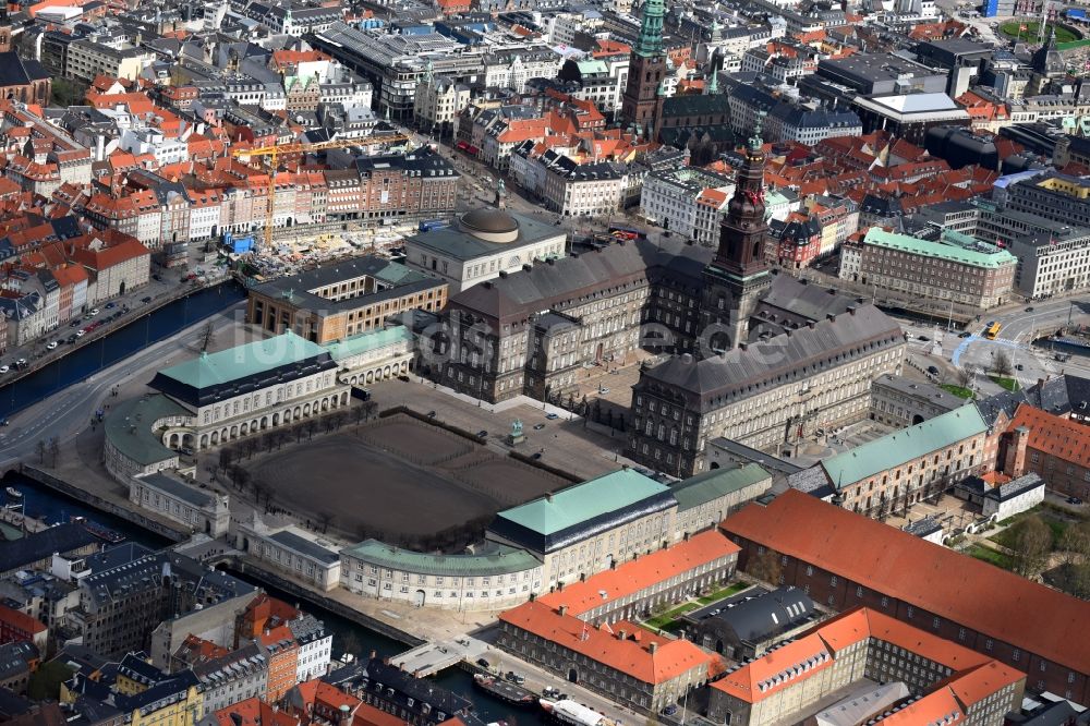 Kopenhagen aus der Vogelperspektive: Palais des Schloss CHRISTIANBORG an der Christiansborg Ridebane in Kopenhagen in Region Hovedstaden, Dänemark