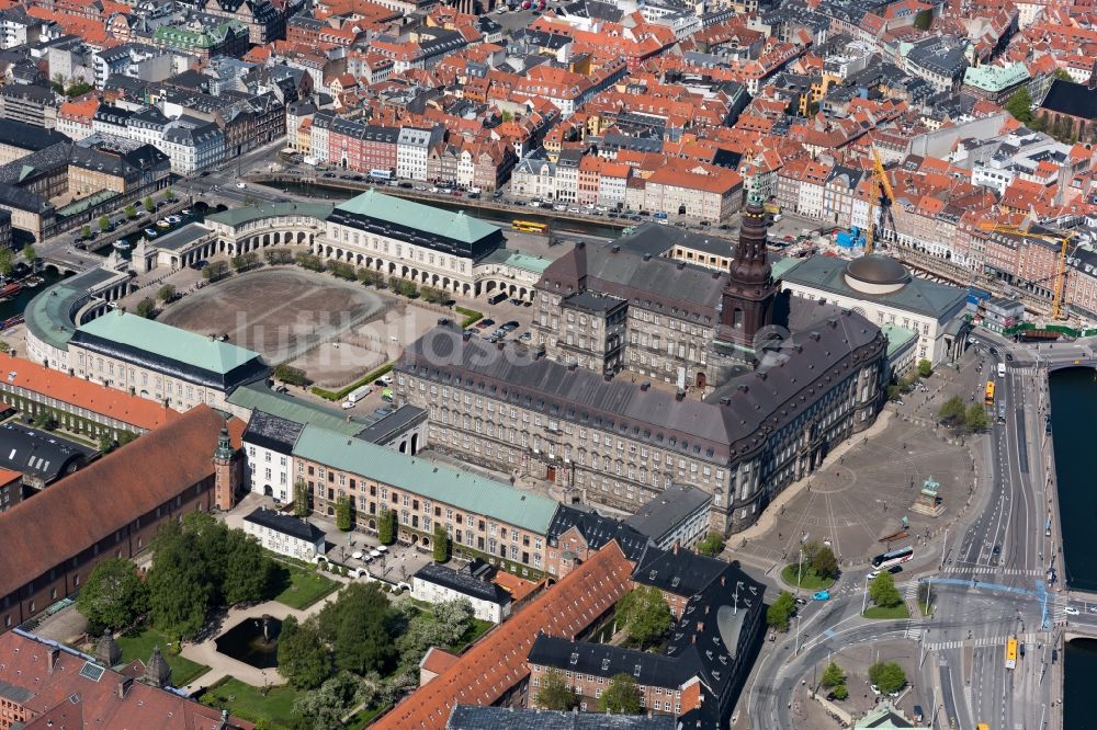 Kopenhagen von oben - Palais des Schloss CHRISTIANBORG an der Christiansborg Ridebane in Kopenhagen in Region Hovedstaden, Dänemark
