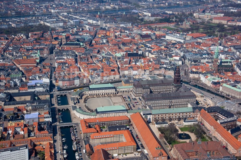 Kopenhagen aus der Vogelperspektive: Palais des Schloss CHRISTIANBORG an der Christiansborg Ridebane in Kopenhagen in Region Hovedstaden, Dänemark