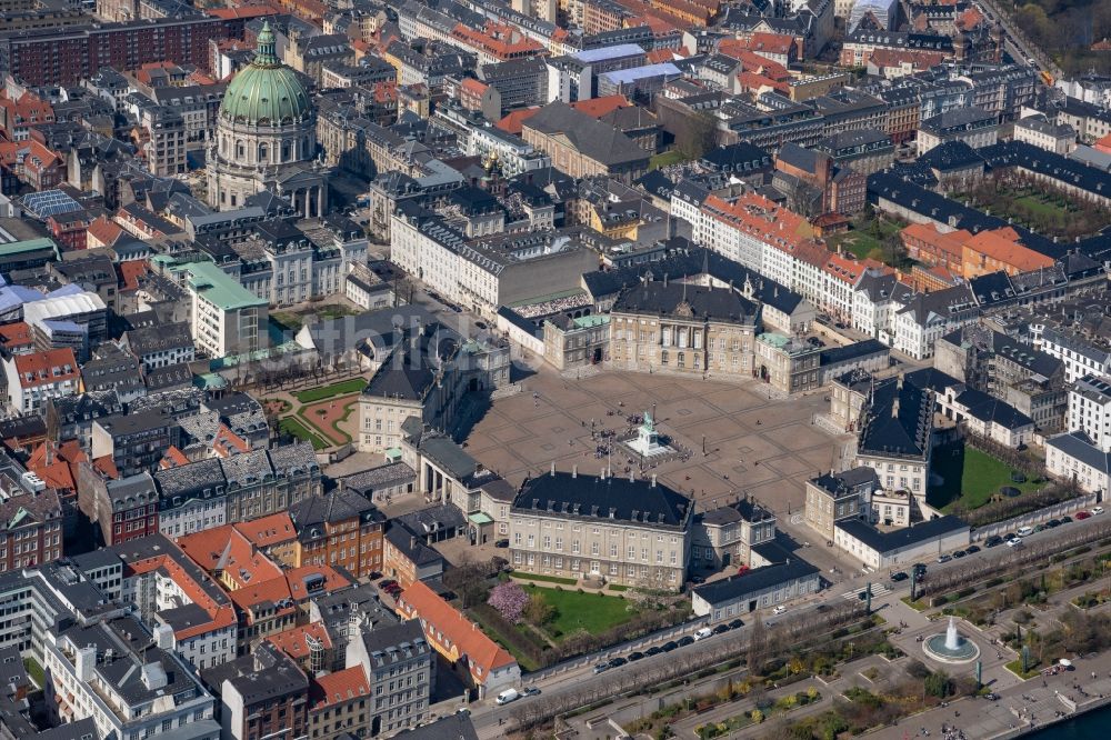 Luftbild Kopenhagen - Palais des Schloss CHRISTIANBORG an der Christiansborg Ridebane in Kopenhagen in Region Hovedstaden, Dänemark