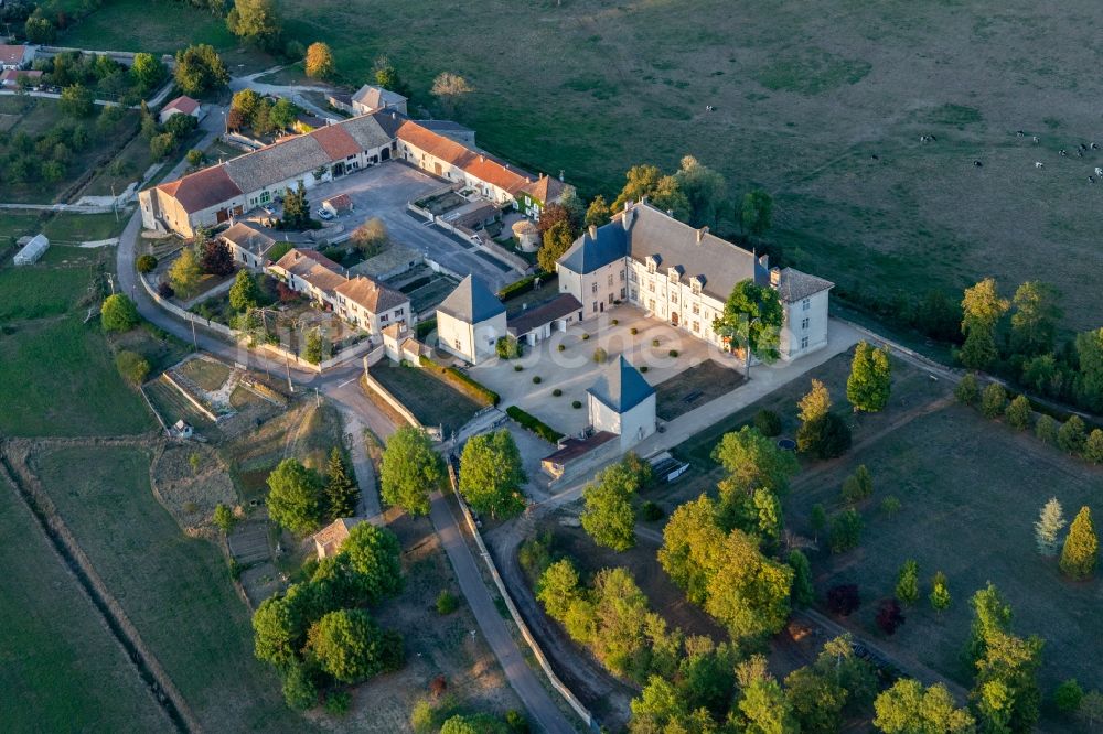 Champougny von oben - Palais des Schloss Château de Montbras mit Hostellerie de L'Isle en Bray in Montbras in Grand Est, Frankreich