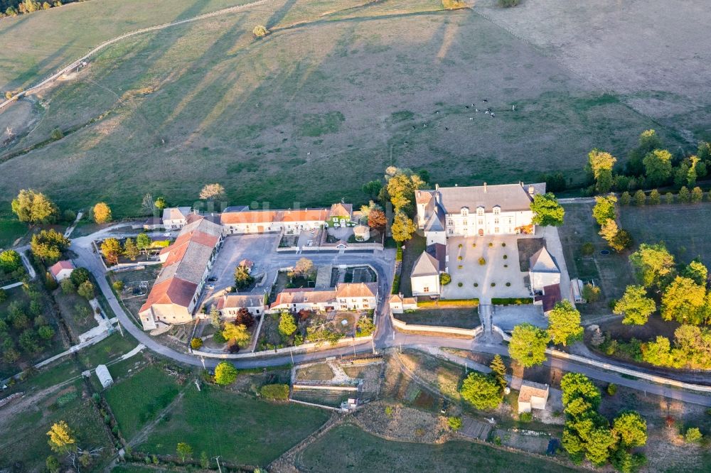 Luftaufnahme Champougny - Palais des Schloss Château de Montbras mit Hostellerie de L'Isle en Bray in Montbras in Grand Est, Frankreich