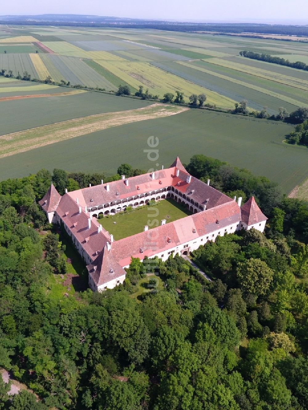 Deutschkreutz von oben - Palais des Schloss in Deutschkreutz in Burgenland, Österreich