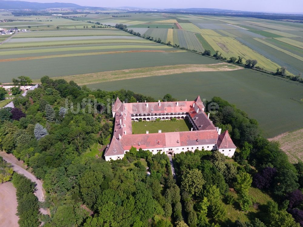 Deutschkreutz aus der Vogelperspektive: Palais des Schloss in Deutschkreutz in Burgenland, Österreich
